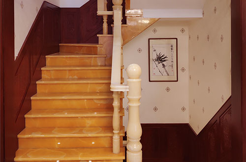 乳山中式别墅室内汉白玉石楼梯的定制安装装饰效果